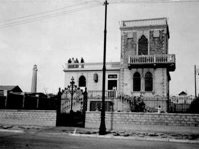 C�� da dire che sul lato sinistro dell�immobile vi era un tempo un�altra residenza: Villa Ippolita Attolico, costruita nel 1928. Era caratterizzata da raffinate monofore e bifore in stile neo-gotico veneziano. Demolita alla fine del secolo scorso � stata sostituita da un alto palazzo